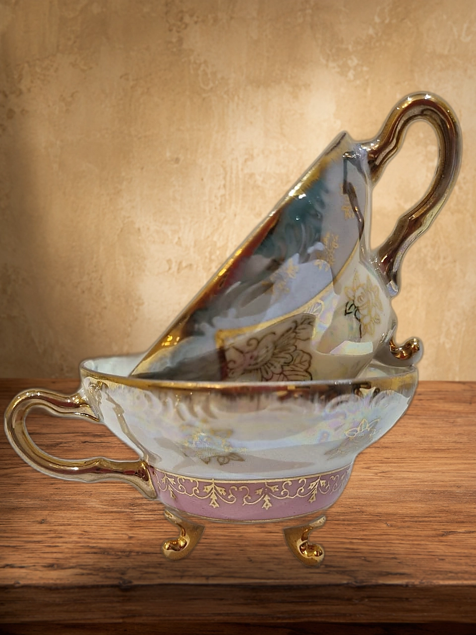 Duo de Tasses Vintage en Porcelaine Iridescente & Finitions Dorées