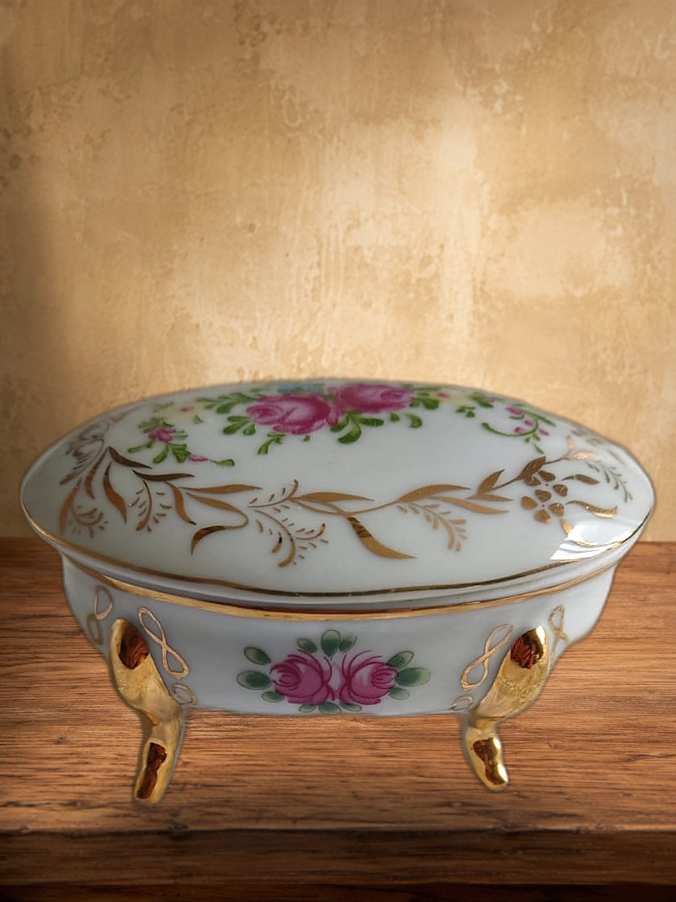 Bonbonnière Ovale en Porcelaine Peinte à la Main – Motif Rose & Pieds Dorés