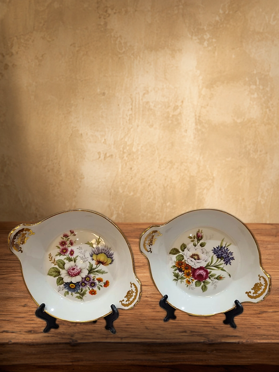 Paire de Coupelles à Oreilles en Porcelaine Fine – Motifs Floraux Champêtres