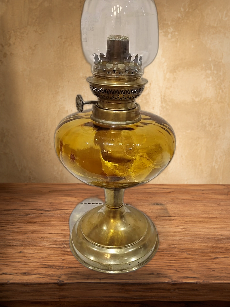 Lampe à Pétrole Ancienne en Laiton & Verre Ambré