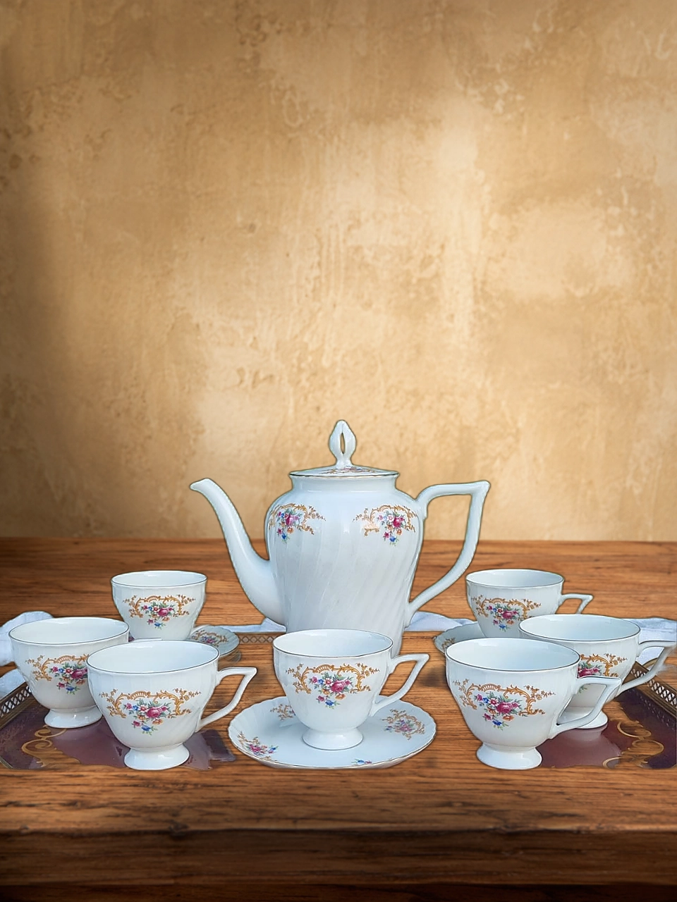 Service à Thé/Café Vintage Complètement Porcelaine Dorée & Florale (Verseuse + Tasses & Soucoupes)