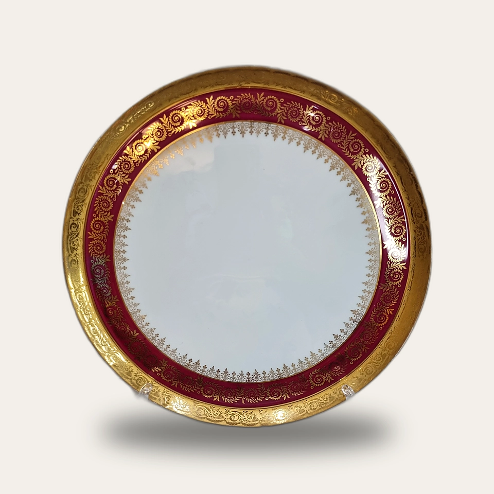 Assiette en porcelaine rouge et or