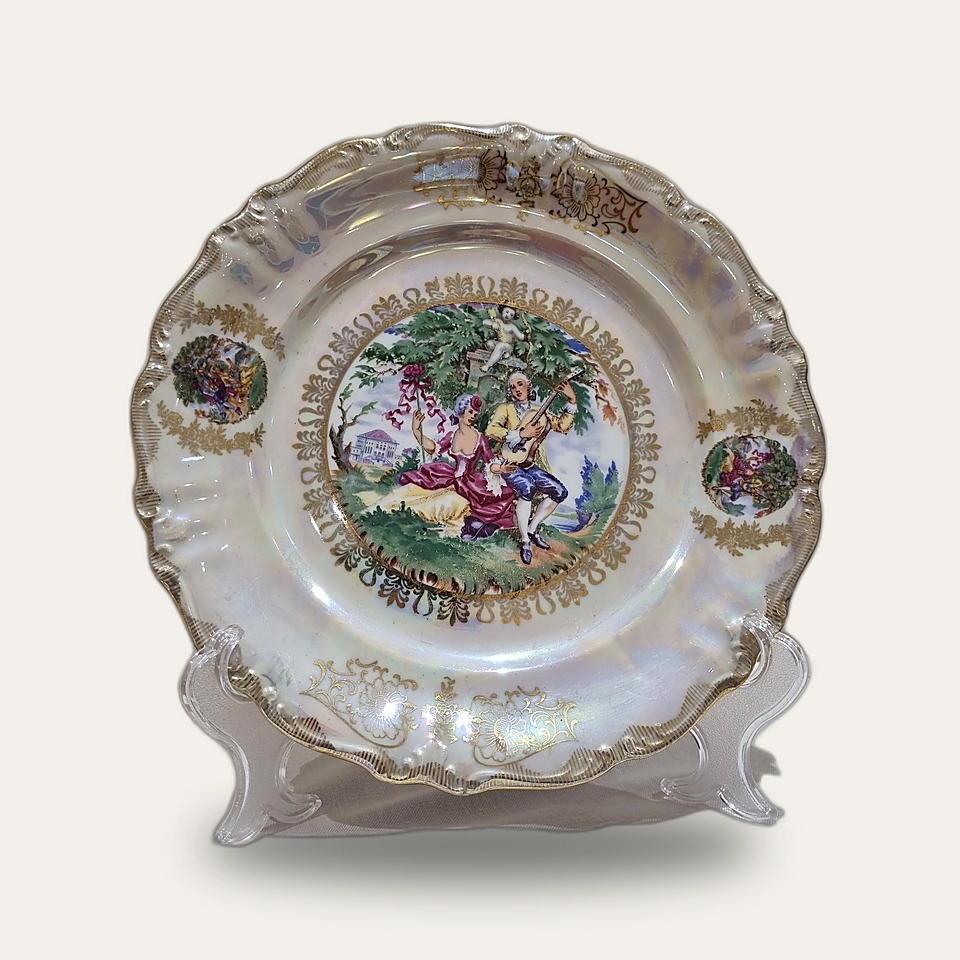 Assiette ancienne à scène romantique