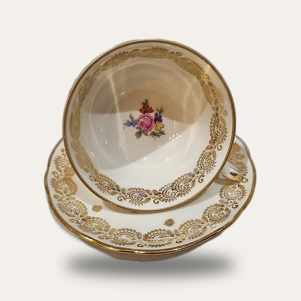 Tasse et soucoupe en porcelaine dorée