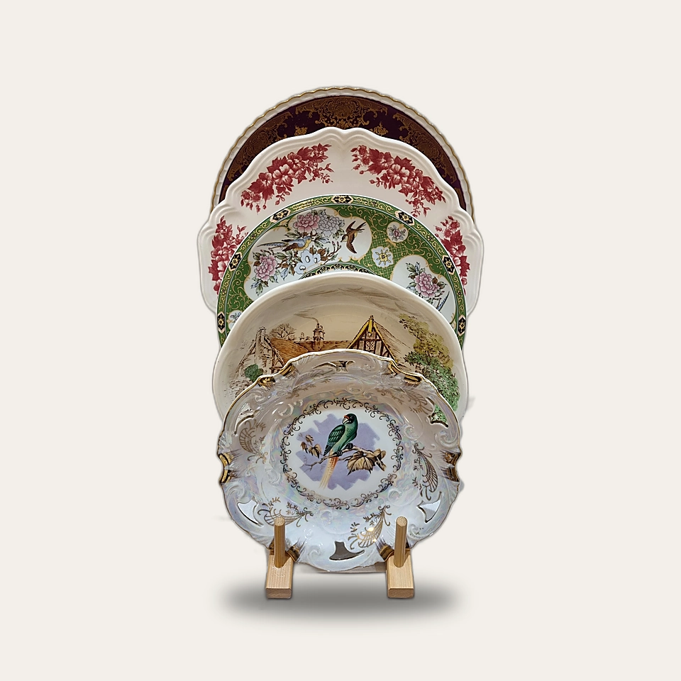 Ensemble d’assiettes anciennes décorées
