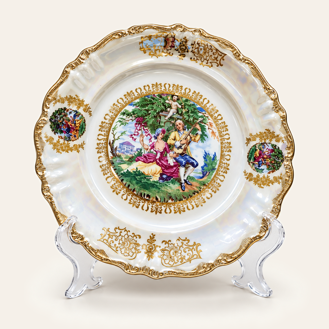 Assiette ancienne à scène romantique
