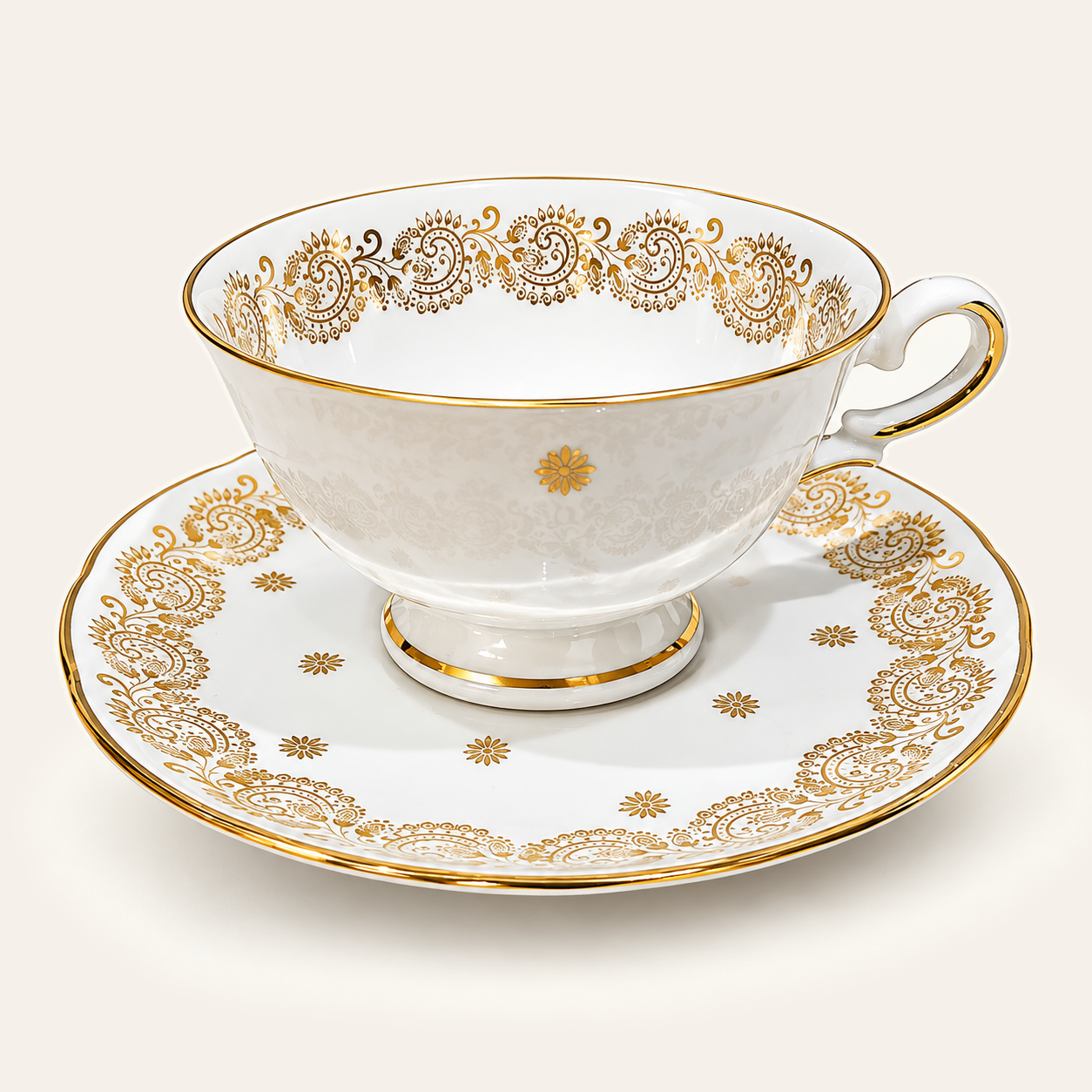 Tasse et sous-tasse à arabesques dorées